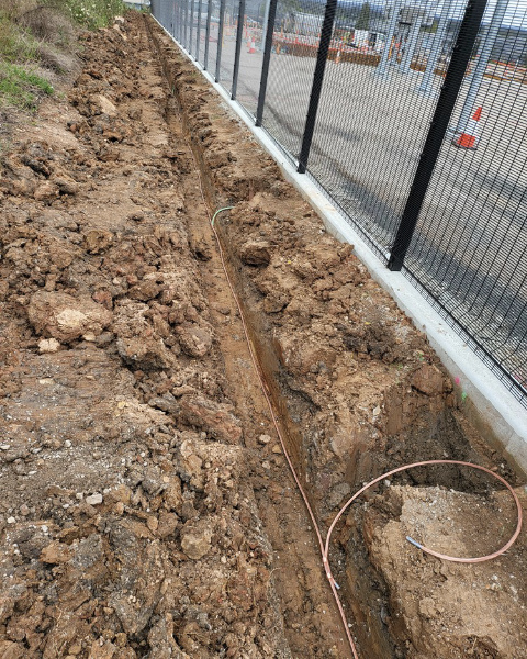 Buried earth grid and connections to fenceposts