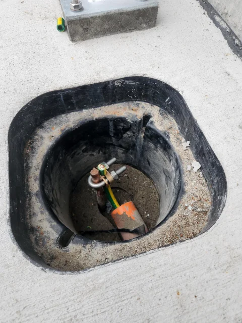 Connection of down conductor to electrode