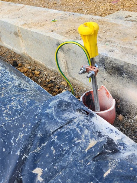 Connection to electrode