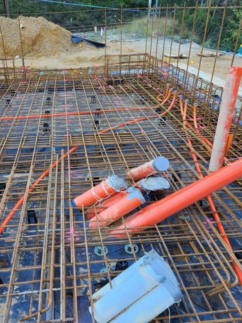 Embedded welding of signal building slab reinforcement