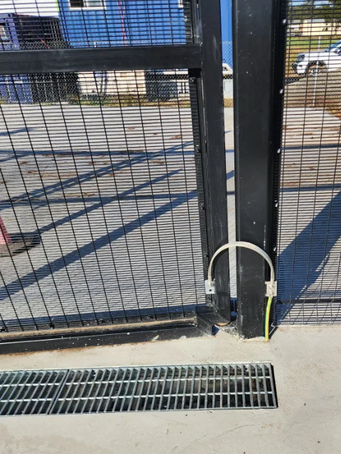 Flexible connection to gate post