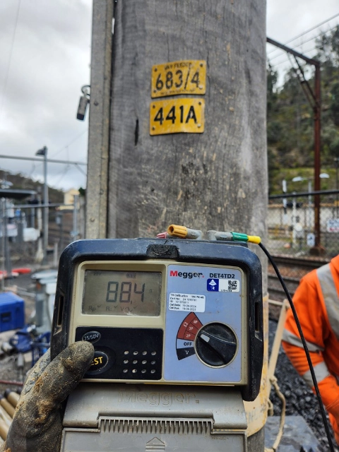 Testing of electrode feeder pole